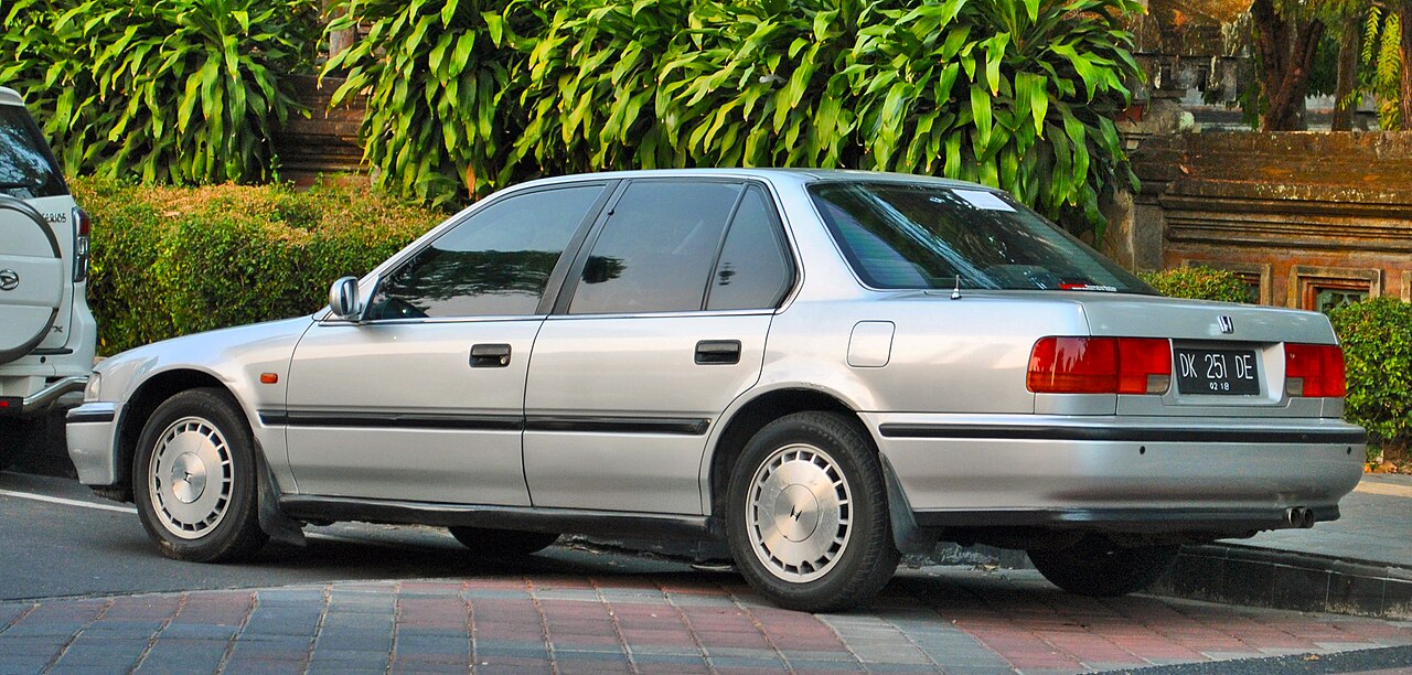 Honda Accord Maestro tampak belakang