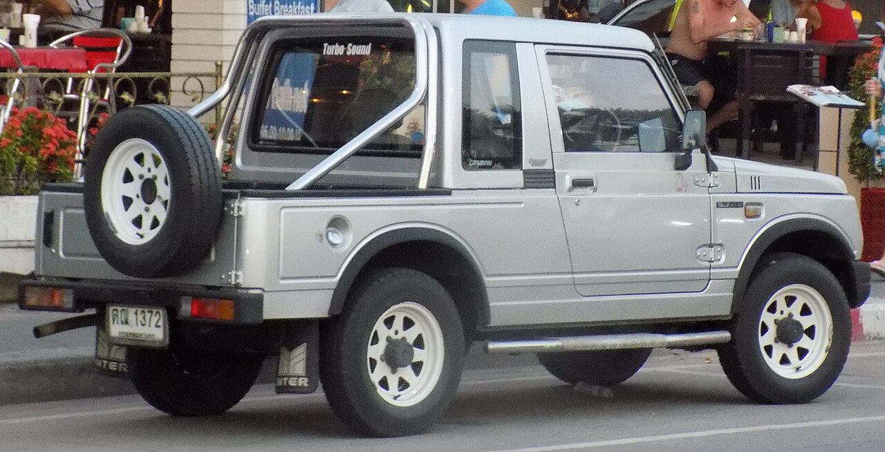 Suzuki Caribian tampak belakang