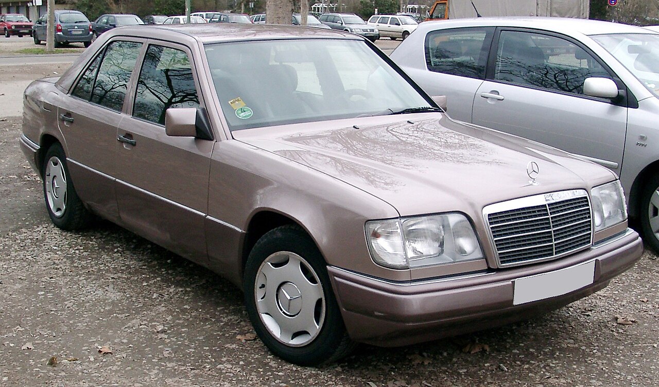 Mercedes-Benz W124 tampak depan