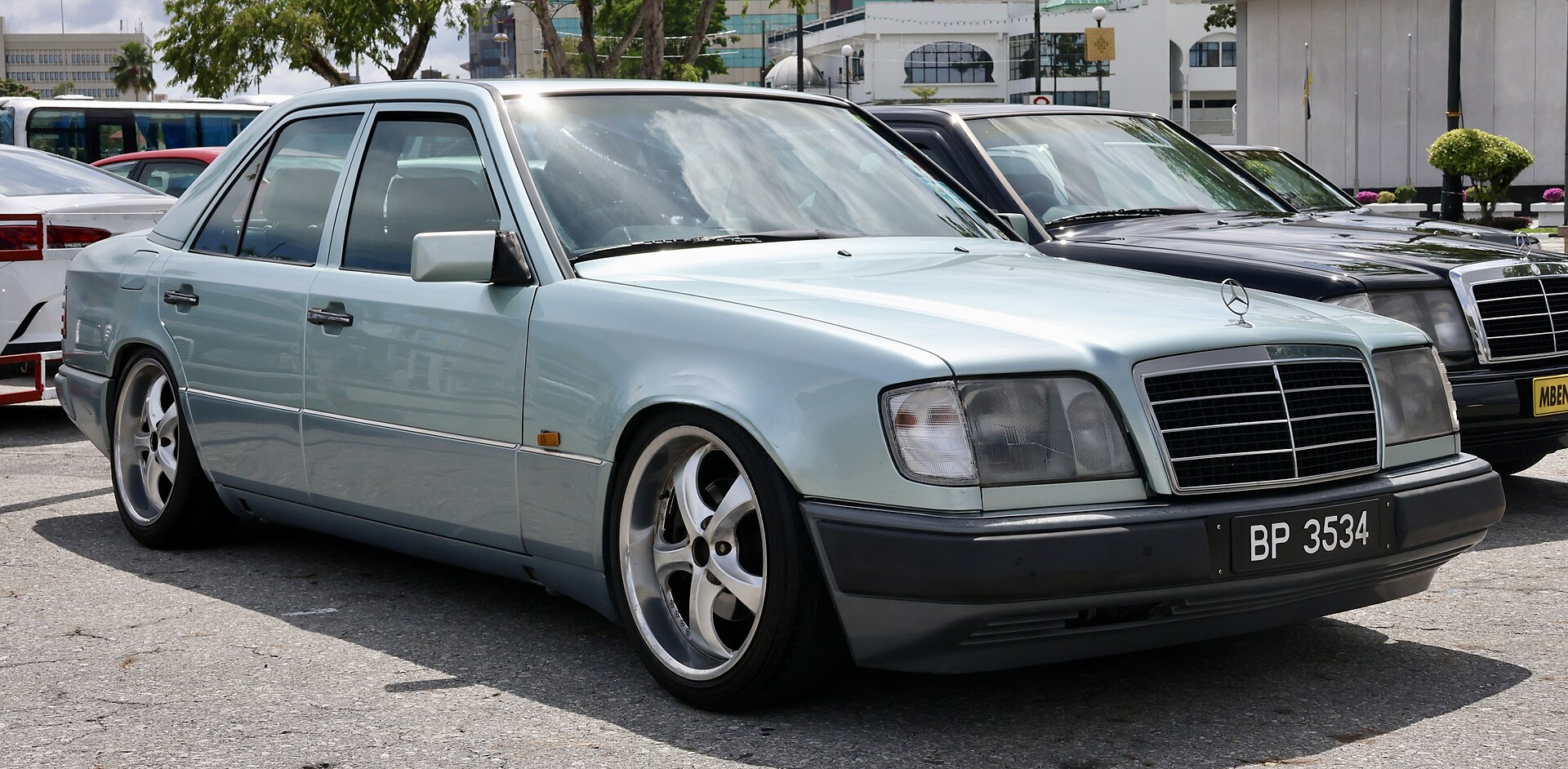 Mercedes-Benz W124 di jalan kota Asia Tenggara